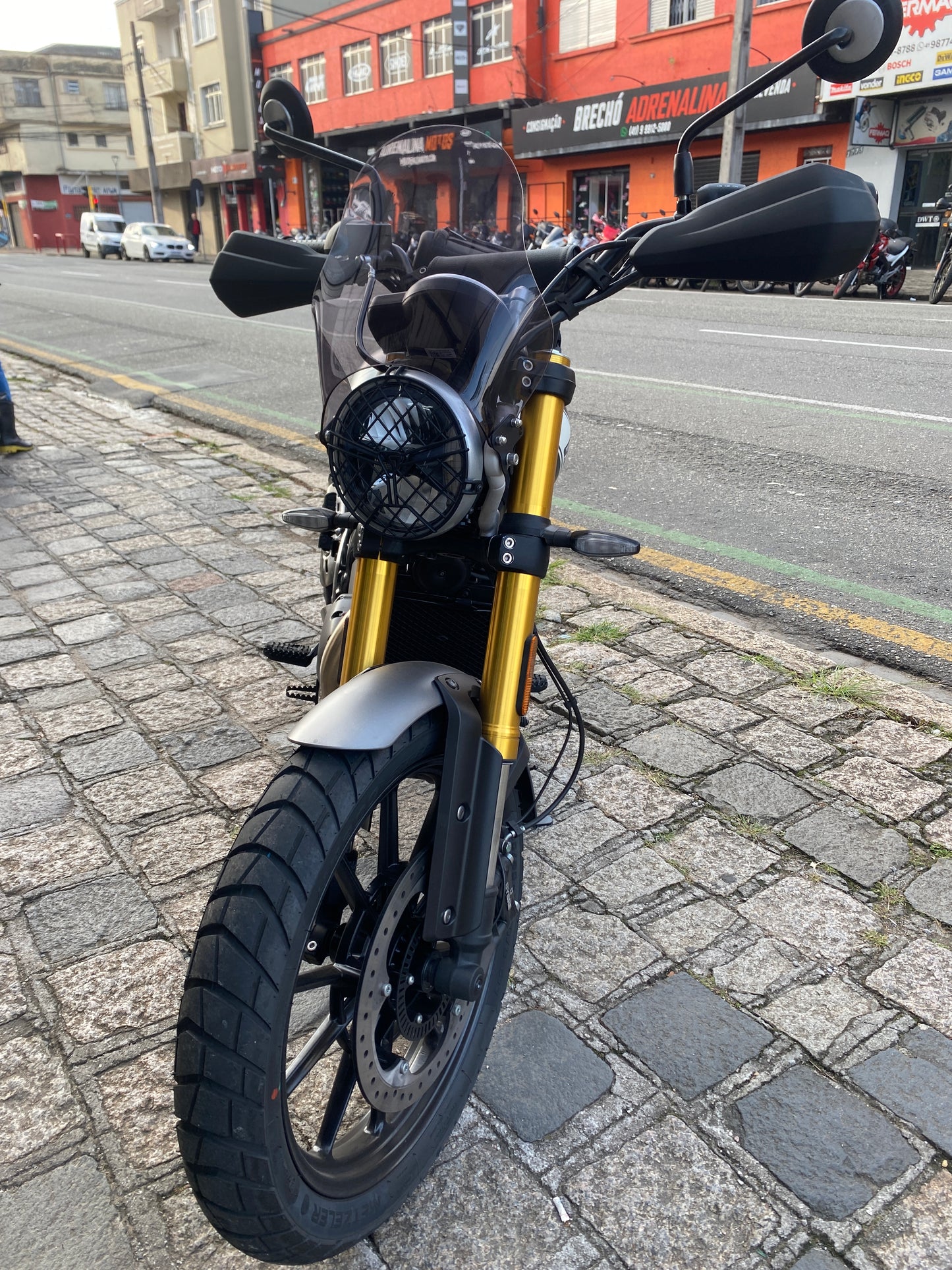 PARA BRISA BOLHA UNIVERSAL COM FIXAÇÃO NO FAROL